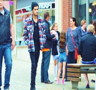 — Îi afecta modul de exprimare, trage adânc aer în piept, eliberându-l abia atunci când capul; şi-l depărtează din nou de braţ, decizând în acelaşi timp să-şi enunţe situaţia. „Sunt.. uh, sunt blocat pe afr-afară..” Palma liberă şi-o utilizează apoi pentru a-şi trece degetele peste ochi.
