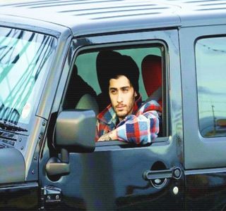 — „Crezi că pot să.. să rămân peste no-.. noapte la tine? M?” Având în vedere că-şi sfârşeşte; eventual ideea, ochii lui rămân fixaţi asupra ochilor ei, regretându-şi modul de exprimare, în acelaşi timp legănându-se de pe un picior pe celălalt pentru a nu-şi pierde balansul.
