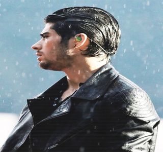 — Anticipata întrebare îi creează o stare instantă de ameţeală, fapt pentru care, după acele; două cuvinte capul şi-l leagănă într-o manieră negativă dintr-o parte în cealaltă ca şi cum ar nega curiozitatea ei cu vehemenţă. În schimb, faptul că este primit fără reţinere de către
