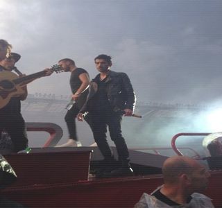 — Informaţia ei următoare, referitoare la destinaţia lor finală, are drept urmare eliberarea; unui râset brusc, deloc planificat, gemând apoi de câteva ori. „Mă duci în d-dormitorul.. tău? Pot, eu pot.. adică pot să dorm pe can-canapea, am.. Am mai dormit, ştii.. înainte. Nu pe a ta.”
