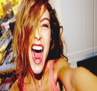 ━ Având să îşi îndrume iubitul către scările ce duceau la  etaj, depunând un efort destul de mare; pentru a-l susţine, în special atunci când încep urcarea rând pe rând a treptelor respective. De vreme ce una dintre palme îi susţinea încheietura braţului său cu care îşi înconjurase
