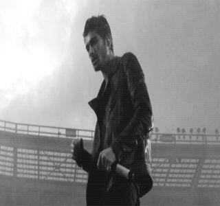 — Pe parcursul urcării treptelor scării prinde cu ajutorul palmei libere balustrada pentru; a-şi asigura orice susţinere. Astfel, sfârşeşte prin a urca alături de aceasta, perioadă în care pleoapele i se închid din nou, cauză fiind şi râsetul acesteia. Rămâne totuşi tăcut, fără intenţia unui
