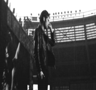 — Comentariu, până ce, anumite vorbe ce compuneau o idee stabilă îi părăsesc acesteia buzele.; Tocmai din acest motiv, ochii i se redeschid instant, corpul parcă transpirându-i pe sub materialele în care era acum învelit. O încruntătură se produce pe chipul său, în minte răsunându-i constant
