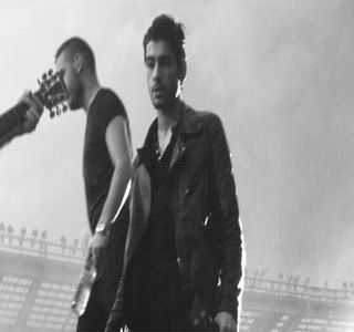 — Cuvintele ei. Dar tace, şi persistă astfel până ce, ca din senin, se trezeşte aşezat pe o; suprafaţă moale. Ajunge la concluzia că ocupa acum o parte din patul ei abia după ce un alt geamăt îi scapă, urmând trântirea corpului pe spate, întâlnind moliciunea saltelei. Cum o instantă durere de
