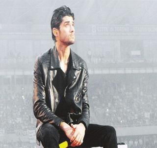 — Cap se aşterne peste el, sprâncenele şi le încruntă din nou odată cu închiderea ochilor,; iar palmele îi urcă până ce acestea-i întâlnesc zona feţei. Inconştient aproape, rosteşte: „Eşti foarte frumoasă, da-dar nu pot să.. să dorm cu tine. În ace..acelaşi pat.” Constatarea produsă duce la
