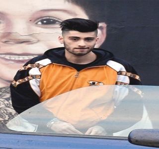 — Poziția și-o păstrează intactă, având ca într-un ulterior scurt moment să-și redeschidă; pleoapele doar pentru a reuși cumva să-i fixeze silueta acesteia. Oboseala se implantează de una singură în propriul corp, pleoapele revenindu-i tot mai grele și respirația asemenea, buzele depărtându
