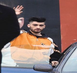 — I-se una de cealaltă. „O să se supere.” Din nou, fără a conștientiza ideile propuse ca; reacții vocale, vocea îi răsare în liniștea creată anterior, ochii săi trecând printr-o altă închidere. Dintr-un moment în celălalt, destul de brusc tresare, fiind întâmpinat de apropierea produsă de 
