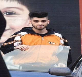 — De-a lungul saltelei. Aceste acțiuni petrecute pe repede înainte îi provoacă o altă; imposibilitate în scopul judecății dorite, pleoapele deschizându-i-se din nou. Apropierea produsă de către aceasta și sentimentul oferit de atingerile ei, la nivelul propriului piept odată cu deschide
