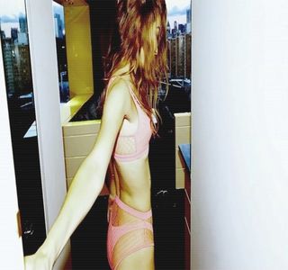 — În ciuda stării de ebrietate în care acesta se afla, nu își putea abține sentimentul de simpatie; pe care blonda îl deținea față de individul în cauză, sentimentul fiind parcă alimentat cu fiecare încercare a sa de a produce o idee. Zâmbetul existent pe propriile buze persistă fără voia ei, atunci
