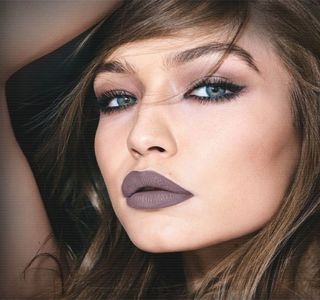 — izbutește să-i șoptescă peste buze acea întrebare, contactul vizual fiind înfăptuit. Astfel că,; după o clipă de tăcere în care îi inhalează mirosul de parfum îmbibat cu cel de alcool, buzele arcuite într-un zâmbet specific dau nuanță următoarei mărturisiri: “Eu sunt iubita ta.. așa că, pot să-ți
