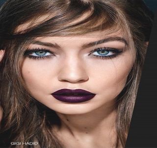 — pe care îi purta. În cele ce urmează reușește să-i desfacă cureaua, dar și fermoarul, ca mai apoi; să își agațe unghiile de betelia acestora, trăgând ușor de ei în jos, cu scopul de a-i îndepărta. Pe parcursul procesului, o ultimă întrebare venită din partea acestuia îi inundă auzul, stârnindu-i
