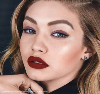 — amuzamentul pentru a nu știu câta oară în noaptea respectivă. “Nu, nu te dezbrac de boxeri. Cred; că sunt suficient de confortabili încât să dormi cu ei pe tine, tu nu crezi la fel?” fără a întrerupe acțiunea propriu-zisă, îi oferă astfel un răspuns, continuând să tragă de material cât pentru a
