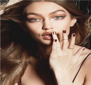 ━ Fuseseră ascunse. Acţiunea respectivă nu se întinde însă pe o durată lungă de timp,; căci, deşi şi-ar fi dorit o analizare mai profundă vis a vis de acestea, dorinţa îi e spulberată de gestul la care brunetul recurge, anume acela de a-şi înveli corpul, inclusiv capul, în
