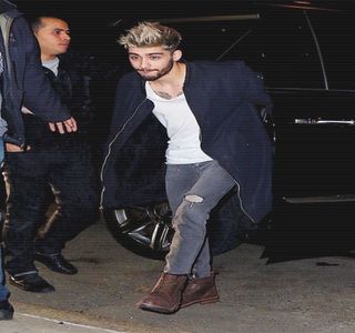 — Poziţia pe care curând blonda o abordează, minimalizând într-un oarecare fel distanţa; dintre ei, nu se transformă într-un deranj pentru el, ci ba din contră, profită de acest fapt prin ridicarea privirii, în ciuda faptului că acţiunea în sine reprezenta un disconfort continuu pentru el
