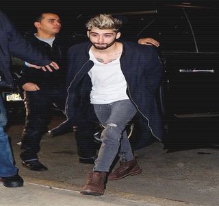 — Doar pentru a o intersecta pe a ei. Constatarea venită apoi, referitor la un aspect propriu; al calităţilor, îi menţine buzele prelungite sub forma aceluiaşi zâmbet. În schimb, gestul tandru provenit din partea ei apoi, îi modifică expresia facială, căci o lejeritate se revarsă asupra
