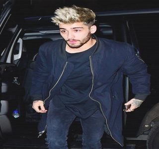 — Propriului chip. În schimbul unui răspuns, decide a-şi mişca corpul pe sub pătură până; ce, datorită distanţei minime dintre ei, capul şi-l rezemă de pieptul acesteia, ca, după o ultimă privire aruncată ei, să-şi închidă automat pleoapele, profitând de tandreţea prin care Gigi încă îşi
