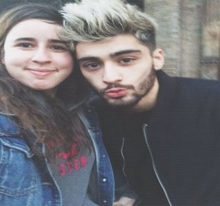 — Mişca palma peste obrazul lui. Între timp, murmură, „Nu am băut,” bineînţeles, încă inconştient; şi presărat de fapt de acţiunea liniştitoare şi călduroasă a blondei. Treptat capul şi-l apleacă tot mai mult spre corpul acesteia în scopul adoptării unei poziţii mult mai confortabile,
