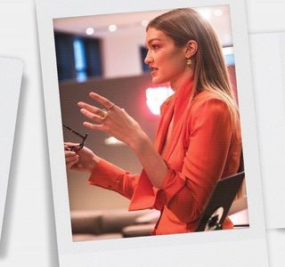 ━ El, pentru a adormi la rândul său, un vibrat constant îi distrage întrutotul atenţia. Ca prim; instinct, crede că este însuşi propriul telefon, însă imediat ce privirea şi-o trece prin jur, remarcă faptul că centrul vibraţiei propriu-zise era chiar perechea de blugi a brunetului, cea pe care o
