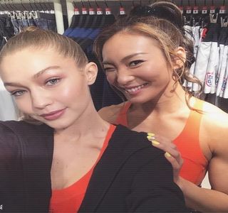 ━ În mod cert persoana care îl căuta la ora respectivă era cu siguranţă o „ea”, lucru eviden-; ţiat încă de imaginea care apare pe întreg ecranul. În ciuda faptului că încerca să se convingă pe sine că trăgea de una singură concluzii pripite, gândul propriu-zis îi dispare brusc
