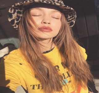 ━ O voce masculină îi inundă auzul, neaşteptându-se, din pur instinct tresare, iar câteva; picături ajung să se verse pe suprafaţa blatului. „Fir-ar!” reacţionează în consecinţă, privirea întorcându-i-se instinctiv într-o parte. Un scurt contact vizual se realizează astfel între ea
