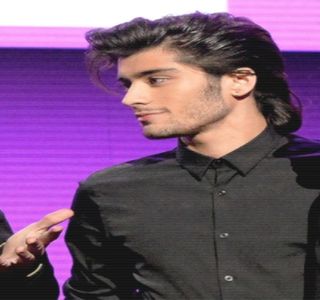 — Zâmbindu-i chiar tandru, nasul lui îl întâlneşte pe al ei şi astfel şi-l mişcă pe lângă acesteia; precum o acţiune tipic drăgăstoasă, sfârşind apoi prin înclinarea capului şi oferirea unui sărut peste suprafaţa fină a buzelor acesteia. Abia apoi, după lenta retragere, degetele ajung a i se
