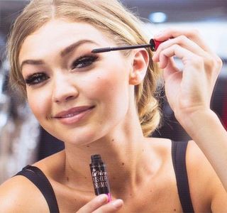 ━ În primă instanţă, imediat ce efectuează acel gest la nivelul propriei feţe, sprâncenele şi; le aduce în mijlocul frunţii drept reacţie iniţială. Chipul i se înseninează totuşi, câteva secunde mai târziu în urma acelui sărut plasat pe buze, ba chiar eliberând un surâs înfundat, la
