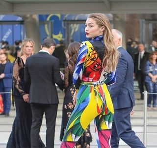 ━ Umăr de scaun, în timp ce genunchii şi-i îndoaie uşor. Avându-i acum profilul în faţa ochiilor,; şi ascultând de fapt spusele sale, după câteva secunde în care singurul lucru pe care îl face este să-i admire trăsăturile faciale, o răstălmăcire de cuvinte are loc în propria-i minte, fapt pentru
