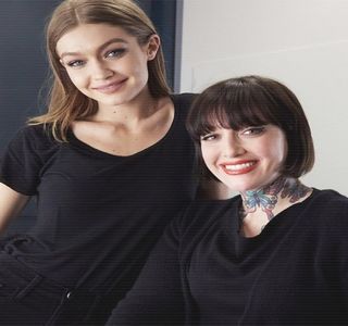 ━ Propriu-zis, se întinde uşor peste corpul lui. Aşadar, imediat ce se agaţă cu degetele de; marginea ferestrei, se preface în acest fel că admiră imaginea captată, abţinându-se din greu să nu bufnească în râs sau ceva asemăntor.
