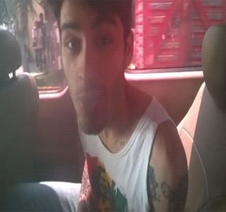 — Poze pe parcursul somnului său. Astfel, fără a fi nevoită deblocarea dispozitivului, apasă; pe camera de fotografiat din lateralul telefonului, aceasta acaparând în întregime ecranul. O întoarce totuşi pe partea frontală, ambii fiind vizibili prin camera respectivă a telefonului.
