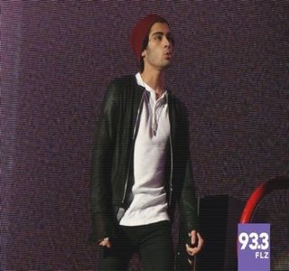 — Urmările momentului anterior îi menţine amplasat pe buze acelaşi zâmbet, şi în ciuda; comentariilor produse de către Gigi, atenţia şi-o focusează în totalitate asupra propriului telefon, analizând în continuare câte o poză în parte. În schimbul prezenţei, odată ce ajunge

