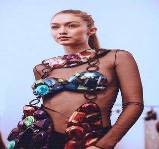 — Una cu cealaltă. „Te-ai ţinut bine o lună, cred că mai poţi rezista puţin, nu?” este ceea ce; îi şopteşte peste buze într-o manieră lentă, făcând astfel referire la faptul că de când îl cunoscuse nu avuseseră parte de niciun moment intim, unul care să includă ceva mai mult decât
