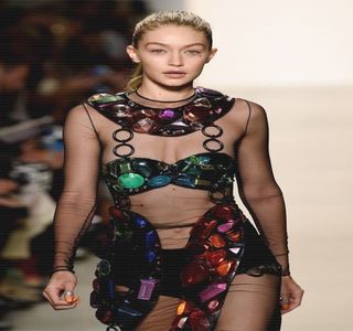 — Printre care i se strecoară numele acestuia, sub aceeaşi formă şoptită: „Zayn..”,; neavând însă vreun fel de continuitate.
