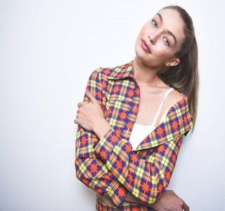 — Ceva mai mult, faptul că ajunsese cu faţa între propriile-i picioare parţial desfăcute generân-; du-i un tumult de emoţii, putând cu uşurinţă să îşi dea seama ceea ce avea de gând. „D-Dacă.. dacă ne aude cineva?” şopteşte mai mult bâlbâit din cauza tensiunii create, neştiind cum

