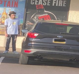 — Lui urcă, întâlnind chipul tensionat al iubitei sale. Rânjetul care-i acaparează astfel buzele; dispare totuşi atunci când limba lui întâlneşte zona intimă a iubitei sale, umiditatea celor două îmbinându-şi, înainte de a recurge la mişcările acesteia peste respectiva.
