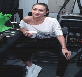 — Regăsindu-se într-un astfel de moment, anume cu picioarele desfăcute, poziţie pe care; nu o adoptase niciodată în faţa nimănui până atunci, în mod logic, este copleşită de emoţii. Tensiunea respectivă se reflectă pe însuşi propriul chip, fiind ulterior cunoscută şi de către
