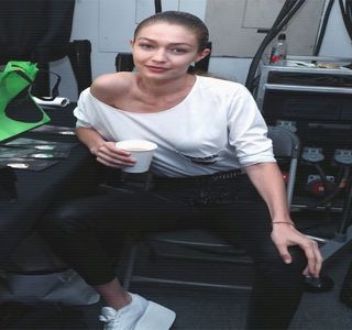 — Este chiar informaţia transmisă de brunet. În ciuda faptului că i-o oferise în cel mai direct; mod posibil, fără niciun fel de perdea, lucru din cauza căruia parcă ar fi intrat în pământ chiar atunci, în cele din urmă, reuşeşte să se adune. În principiu, stimulul final ce o „pune pe picioare”

