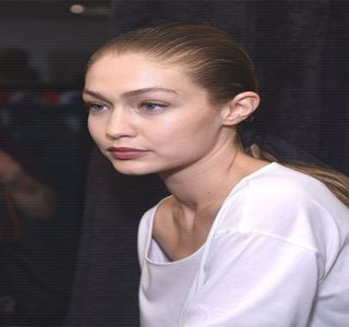 — Este reprezentat de nimic altceva decât de buzele iubitului său care, eventual, ajung să; aibă contact cu zona ascunsă sub materialul din dantelă, provocându-i câţiva fiori pe şira spinării. De vreme ce umiditatea limbii sale o întâlneşte pe cea generată de propria-i feminitate,
