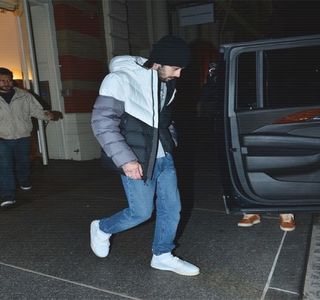 — Presarea buzelor peste clitorisul acesteia preţ de câteva clipe; acţiunea fiind urmată de; mişcarea definită a limbii ce circulă peste suprafaţa cu pricina, de jos în sus, într-un mod destul de grăbit, un mod prin care avea să-i acorde acesteia un adevărat gram de satisfacţie.
