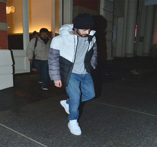 — Pe când palmele şi le trece de-a lungul picioarelor ei drept mângâieri veridice, buzele i; se între-deschid, căci ulterior, pătrunde orificiul ei vaginal prin intermediul vârfului limbii, de câteva ori, consecutiv.
