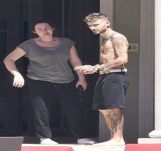 — Câteva minute scurte mai târziu, motivul principal pentru care oprirea exercitării; respectivelor acţiuni are loc, se dovedesc a fi de fapt vorbele iubitei sale; menite mai mult sub forma unei atenţionări. Astfel, de îndată ce aceasta îşi retrage degetele pierdute printre firele
