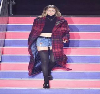 ━ Senin, alimentat totodată de acea replică venită pe final din partea acestuia. Aşadar,; încuviinţează scurt din cap drept o aprobare, urmată de un simplu „Da”, braţele înconjurându-i numaidecât gâtul înainte de a-şi presa buzele peste ale sale într-un sărut scurt.
