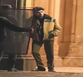 — Imediat ce se ocupă de plata drumului, unul oarecum lung şi poate chiar costisitor pe; deasupra, salută taximetristul în mod politicos înainte de a se ocupa de revendicarea trolerelor ce le reveneau atât lui cât şi iubitei sale, în ciuda rucsacului ce i se afla deja ataşat de umeri.

