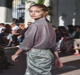 ━ Vorbele ce îi inundă auzul în momentele următoare sunt totodată cauza zâmbetului ce; îi răsare undeva în colţul gurii, simţind cum treptat, sentimente profunde, de fericire o copleşesc de-a dreptul, stare alimentată pe de altă parte, de privirea sa insistentă. Ca urmare, fruntea
