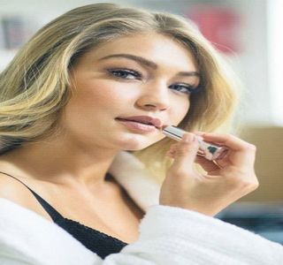 ━ Până ce ajunge în apropierea brunetului. Prin urmare, îşi completează răspunsul astfel: „Sunt Gi-; gi.” la finele acelei adresări întinzându-şi mâna în direcţia lui, cu scopul de a face cunoştinţa propriu-zisă. „Bănuiam că pe Zayn îl cauţi..el nu s-a trezit încă, dar îl poţi aştepta aici dacă vrei.
