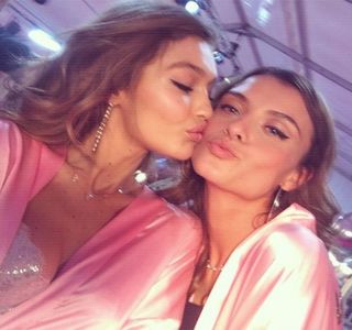 ━  Simte nevoia de a i se adresa din nou aşa-zis-ului Travis, mai mult din simplul fapt că; masa era deja pregătită, astfel că, fiind o persoană politicoasă de fel, consideră frumos din partea ei să-i ofere acestuia măcar un pahar cu suc, în cazul respectiv băutura reprezentând
