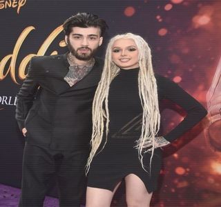 — De timp, îşi retrage un braţ de sub pătura ce-i acoperea corpul până în dreptul pieptului; doar pentru a şi-l strecura lent pe sub talia ei, încercând în această manieră să o poată trage aproape de el, dar mai presus, să îi poată impune coborârea corpului din moment ce blonda se
