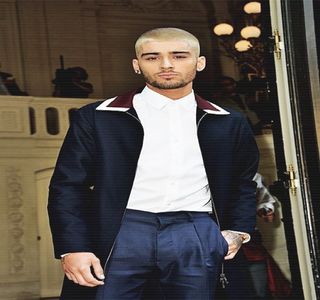 — De mult te vreau.” Un rânjet îi apare pe sub mustăţi, ulterior având să-i muşte pielea; gâtului în mod jucăuş.
