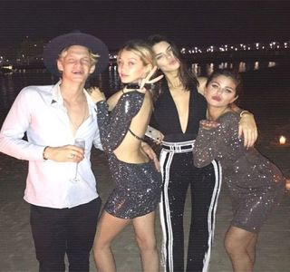 ━ Ale lui, luând naştere un sărut adevărat, însă nu foarte lung, oprit mai degrabă de propiile; şuviţe blonde de păr care atârnau pe chipul brunetului, împiedicând parcă evoluţia acţiunii. De vreme ce contactul dintre gurile lor se destramă, i se adresează astfel: „Haide, du-te mai
