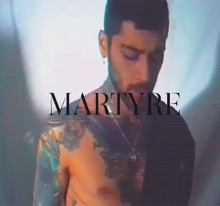 — Cuvintele sale devin probabil motivul pentru care palma îi este prinsă drept salut din partea; lui Travis, procedând întocmai până ce alege să ocolească canapeaua, preluând un loc pe şezutul fotoliului aflat în partea laterală. „Care-i treaba, Scott?” Rosteşte apoi printr-o mişcare a bărbiei.
