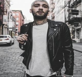 — Problema în prim plan îl amuză, fapt pentru care colţul gurii, opus jumătăţii de faţă rezemată; în respectivele degete îi urcă, formându-i-se astfel un rânjet amuzat pe suprafaţa buzelor. Deşi în mod normal i-ar fi comunicat acestuia un răspuns în asentimentul ideii referitoare la
